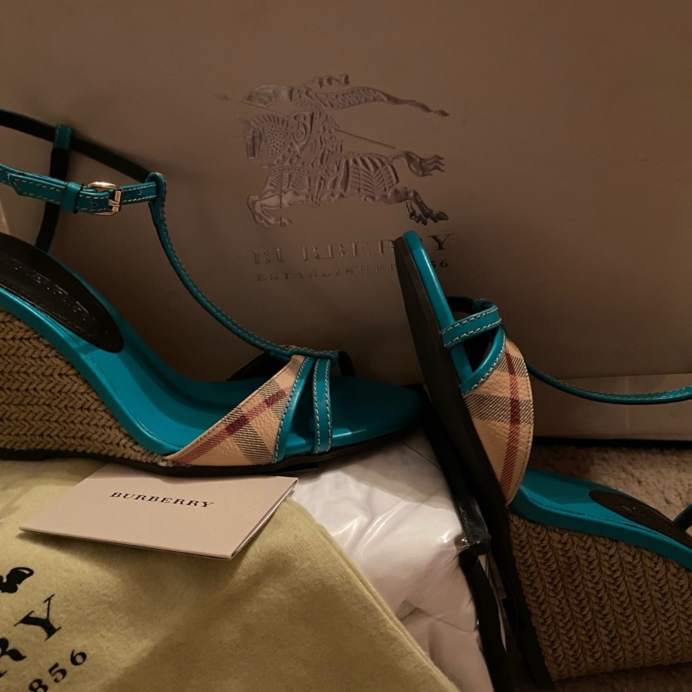 NWT HAYMARKET PUTNEY TEAL BURBERRY WEDGE SANDAL